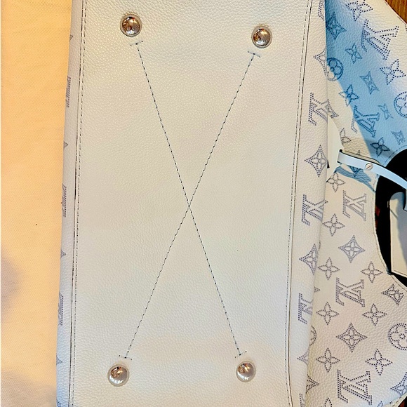 Louis Vuitton Carmel Mahina Hobo with matching Wallet - Picture 5 of 11